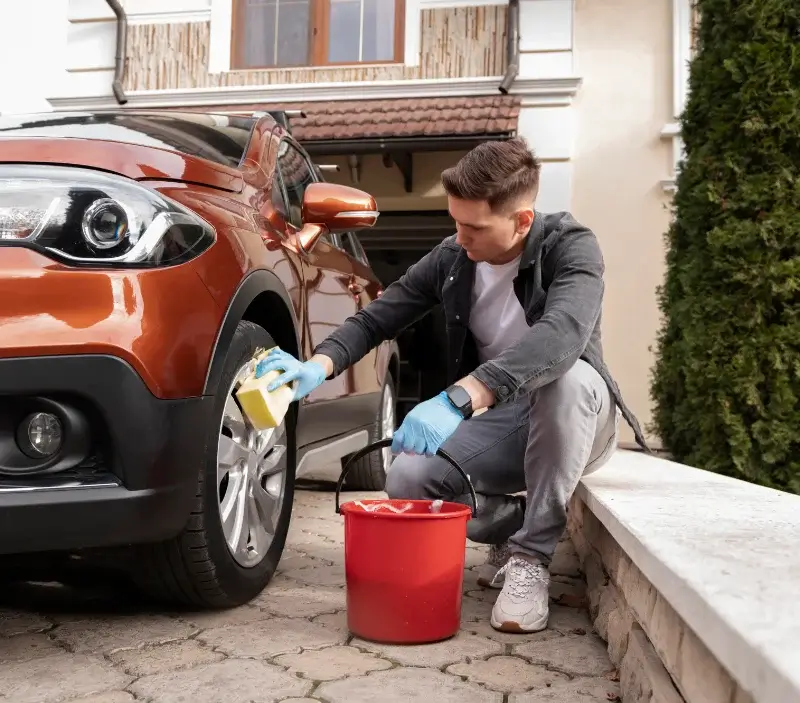 Lavage auto à domicile Saint-Ouen-en-Belin : professionnel intervenant sur un véhicule